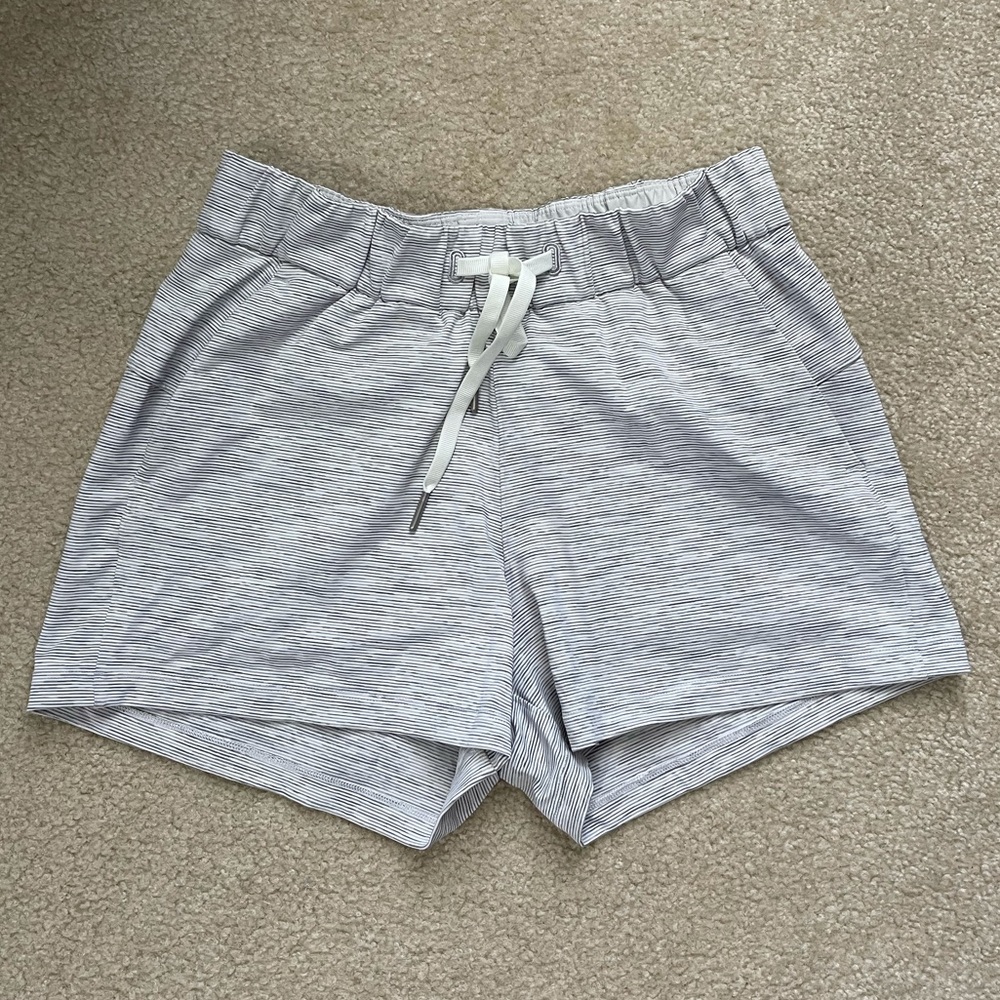 Lululemon mid-rise shorts size 4